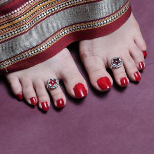 Red flower with silver toe ring - 4 pair