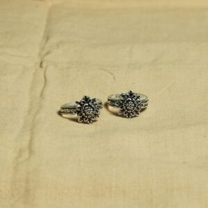 Modish silver flower toe ring - 4 pair