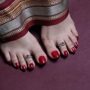 Mini red twisted design toe ring - 4 pair