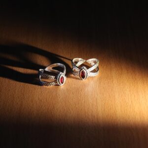 Red stylish twisted toe ring - 4 pair